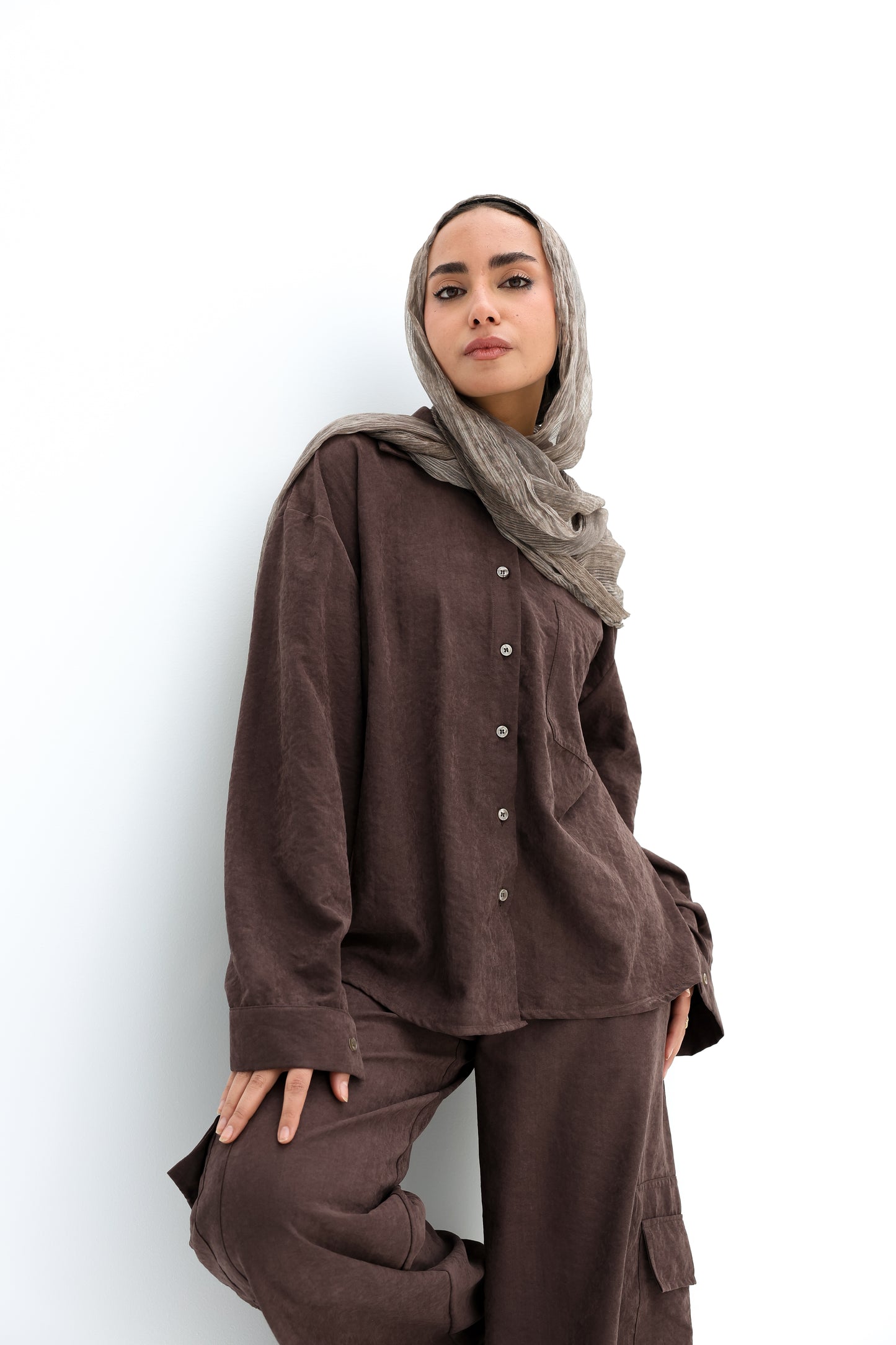 Versatile Cobra-fabric shirt in Mocha