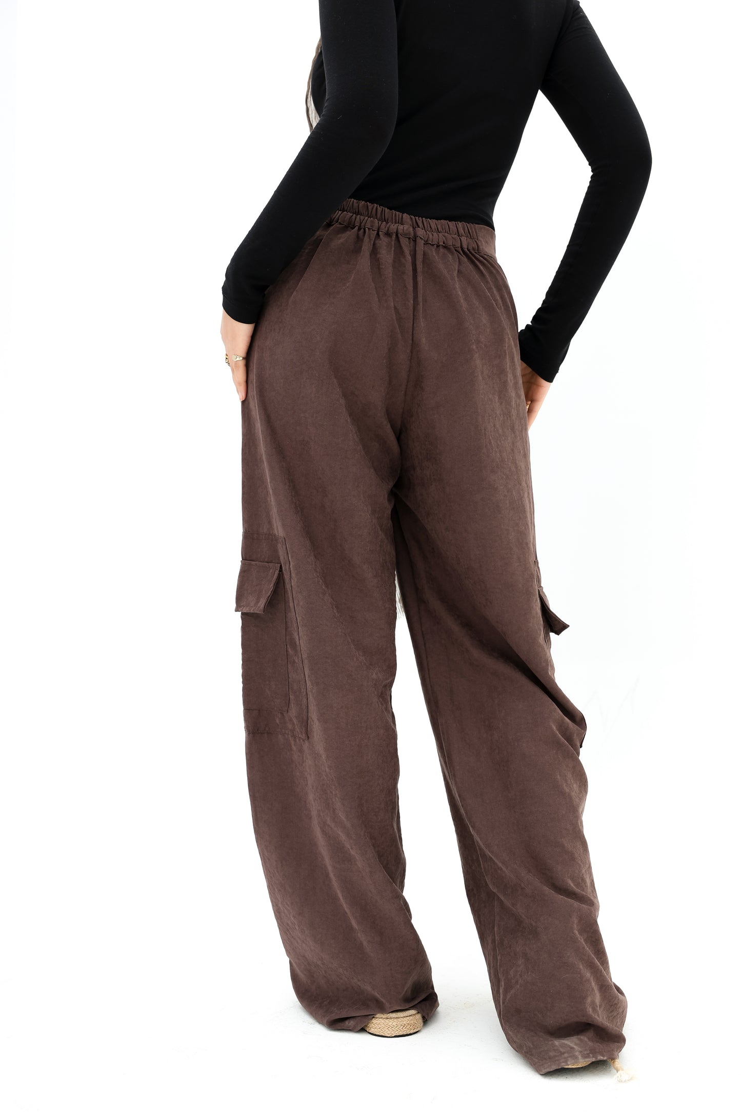 Versatile Cobra-fabric pants in Mocha
