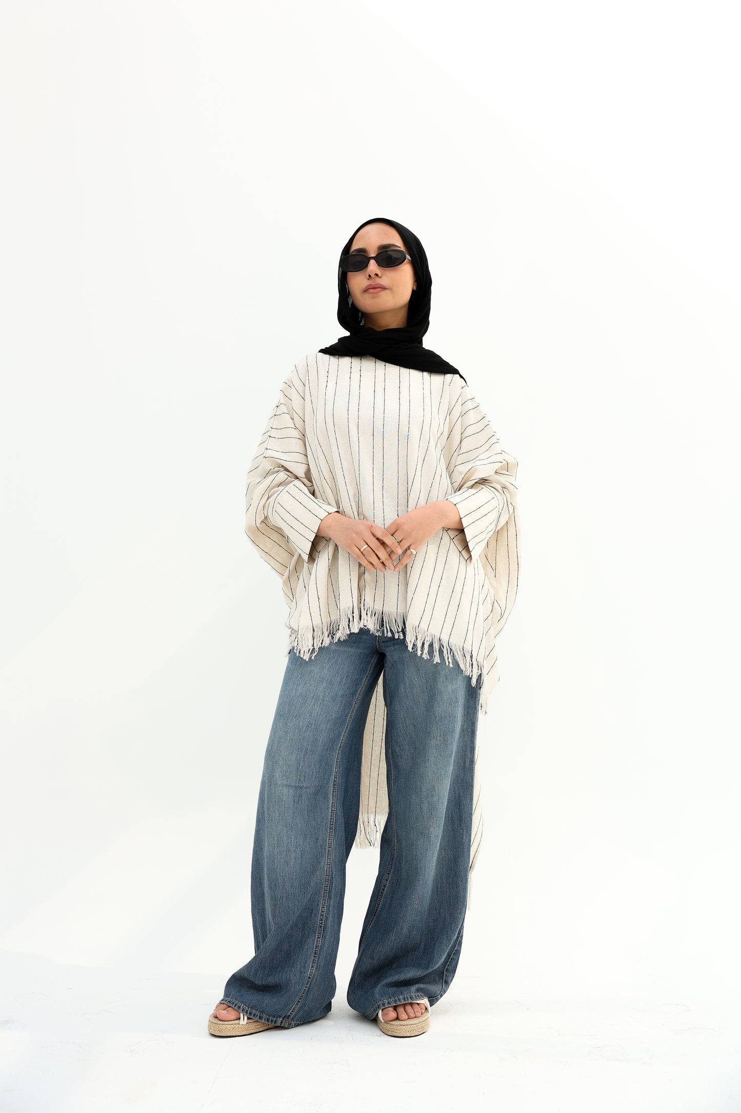 Boho stripped with black lines high and low linen blouse  بلوزة كتان بستايل بوهيمي، مخططة بأسود، بقصة (هاي-لو) قصيرة من الأمام وطويلة من الخلف."