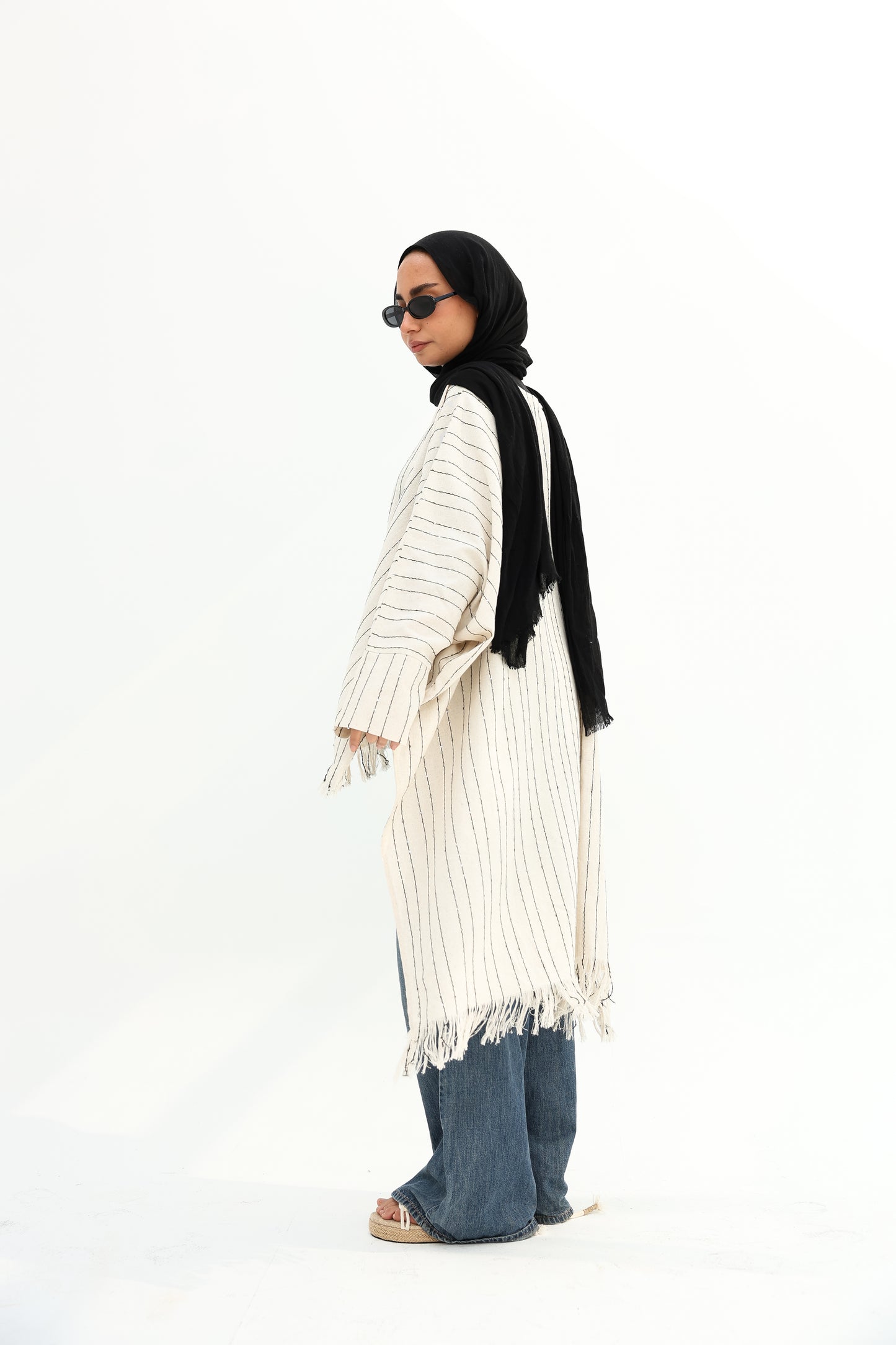 Boho stripped with black lines high and low linen blouse  بلوزة كتان بستايل بوهيمي، مخططة بأسود، بقصة (هاي-لو) قصيرة من الأمام وطويلة من الخلف."