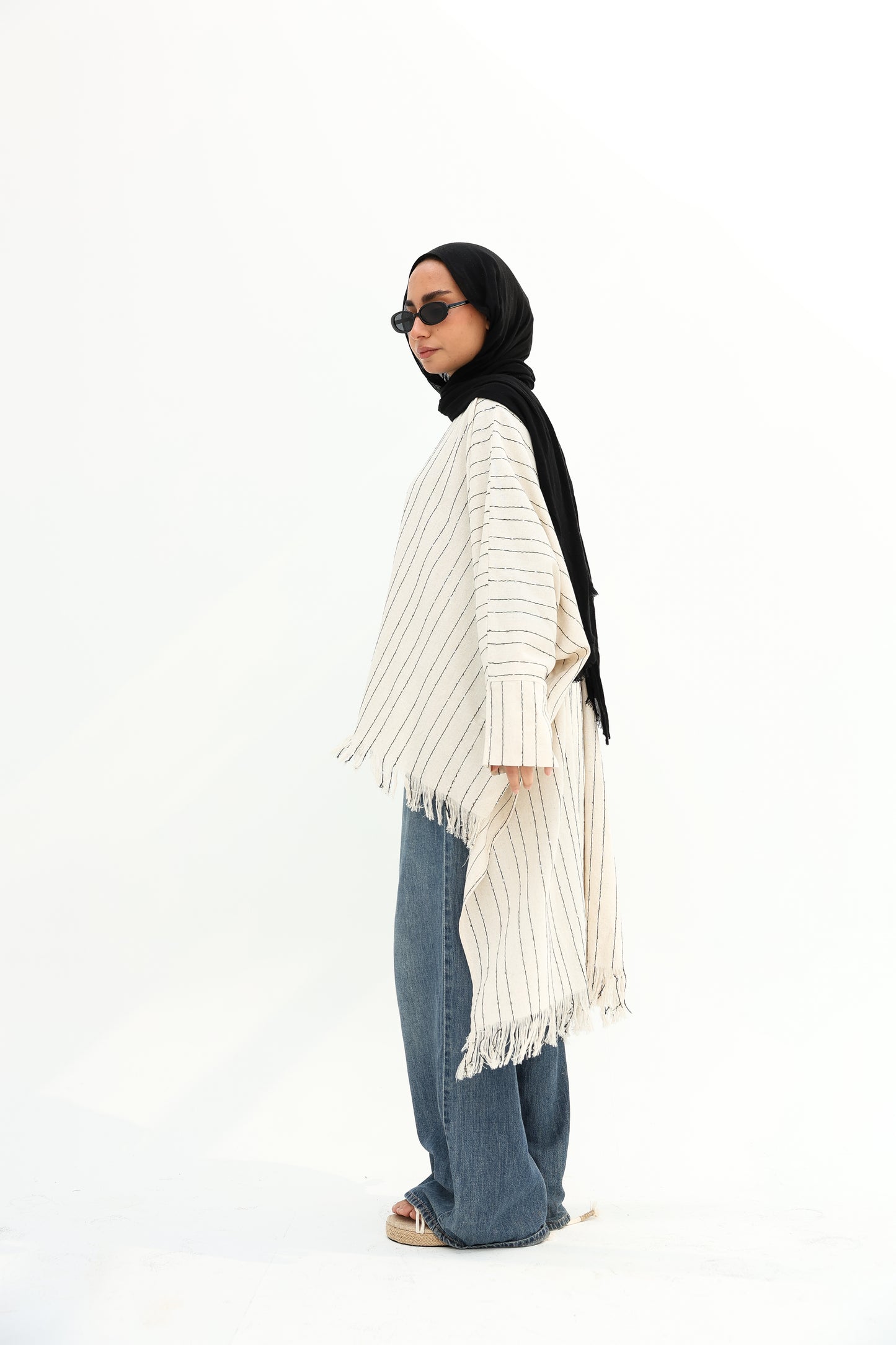 Boho stripped with black lines high and low linen blouse  بلوزة كتان بستايل بوهيمي، مخططة بأسود، بقصة (هاي-لو) قصيرة من الأمام وطويلة من الخلف."