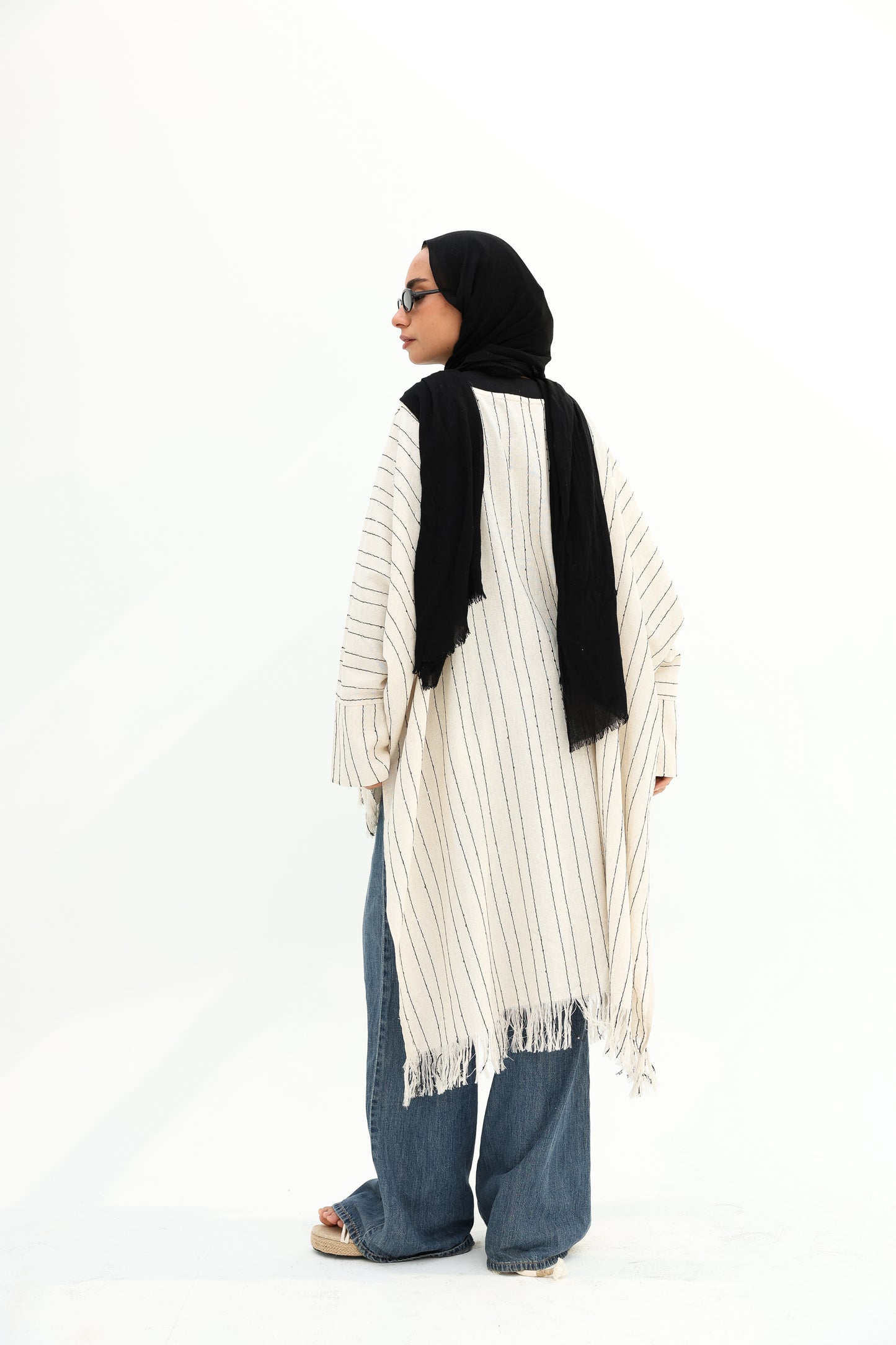Boho stripped with black lines high and low linen blouse  بلوزة كتان بستايل بوهيمي، مخططة بأسود، بقصة (هاي-لو) قصيرة من الأمام وطويلة من الخلف."