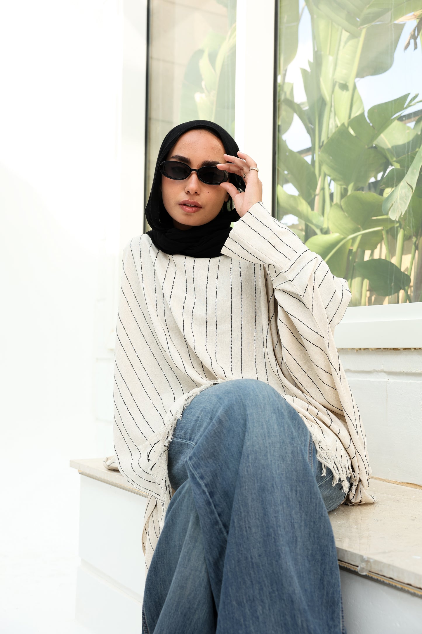 Boho stripped with black lines high and low linen blouse  بلوزة كتان بستايل بوهيمي، مخططة بأسود، بقصة (هاي-لو) قصيرة من الأمام وطويلة من الخلف."