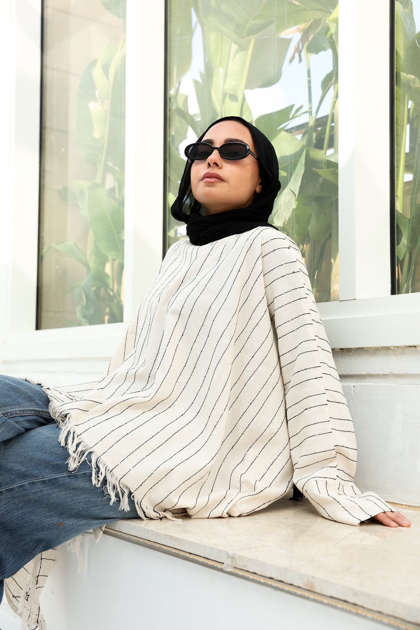 Boho stripped with black lines high and low linen blouse  بلوزة كتان بستايل بوهيمي، مخططة بأسود، بقصة (هاي-لو) قصيرة من الأمام وطويلة من الخلف."