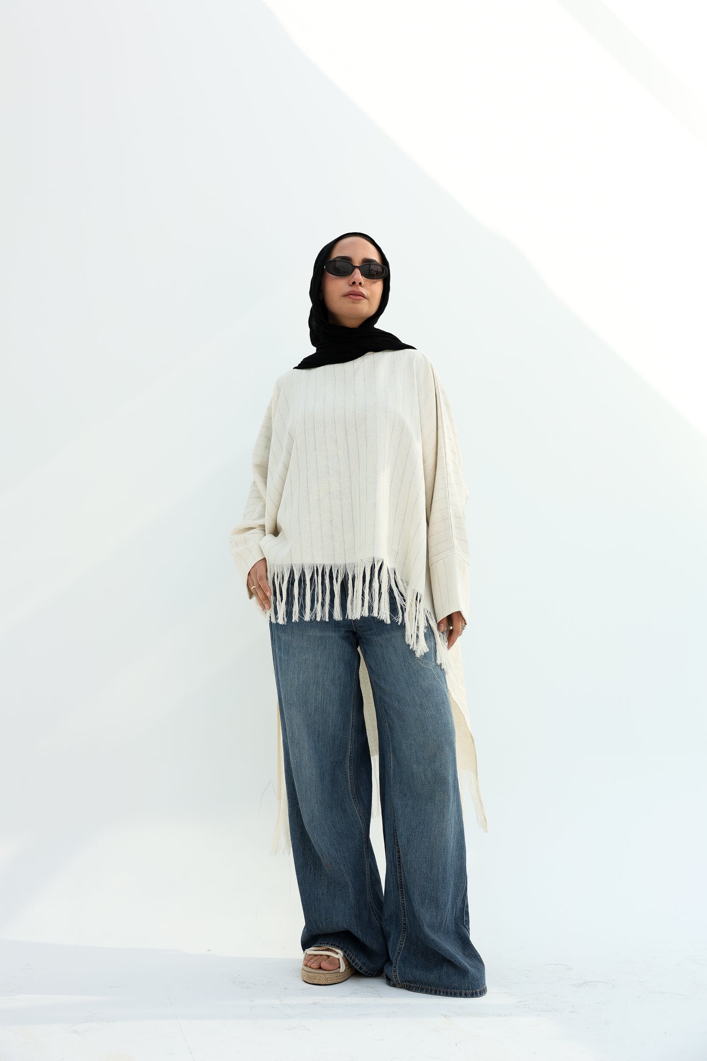 Boho stripped with silver lines high and low linen blouse ;بلوزة كتان بستايل بوهيمي، مخططة بالخطوط الفضي، بقصة (هاي-لو) قصيرة من الأمام وطويلة من الخلف."
