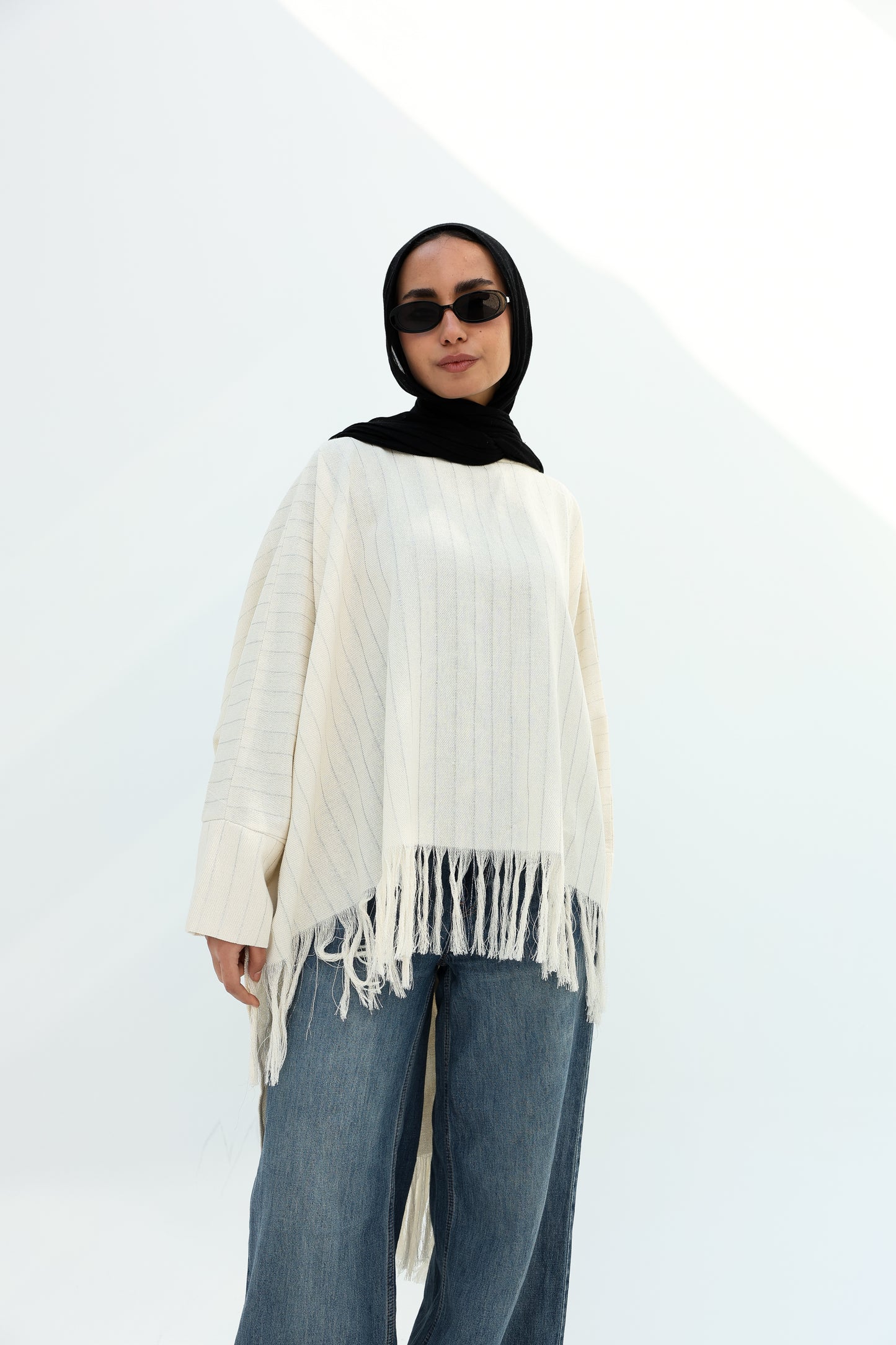 Boho stripped with silver lines high and low linen blouse ;بلوزة كتان بستايل بوهيمي، مخططة بالخطوط الفضي، بقصة (هاي-لو) قصيرة من الأمام وطويلة من الخلف."