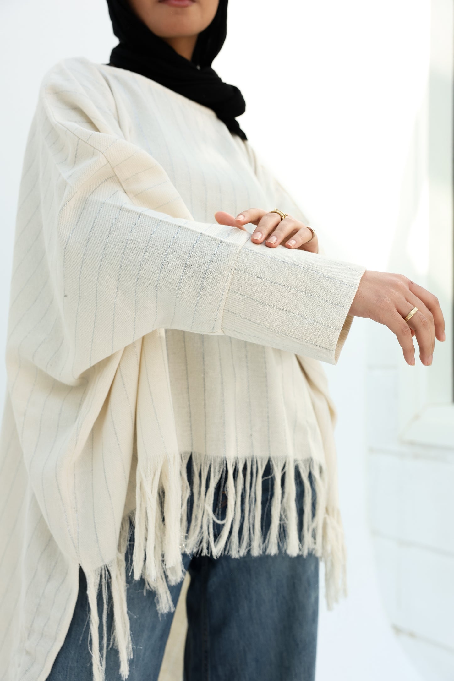 Boho stripped with silver lines high and low linen blouse ;بلوزة كتان بستايل بوهيمي، مخططة بالخطوط الفضي، بقصة (هاي-لو) قصيرة من الأمام وطويلة من الخلف."