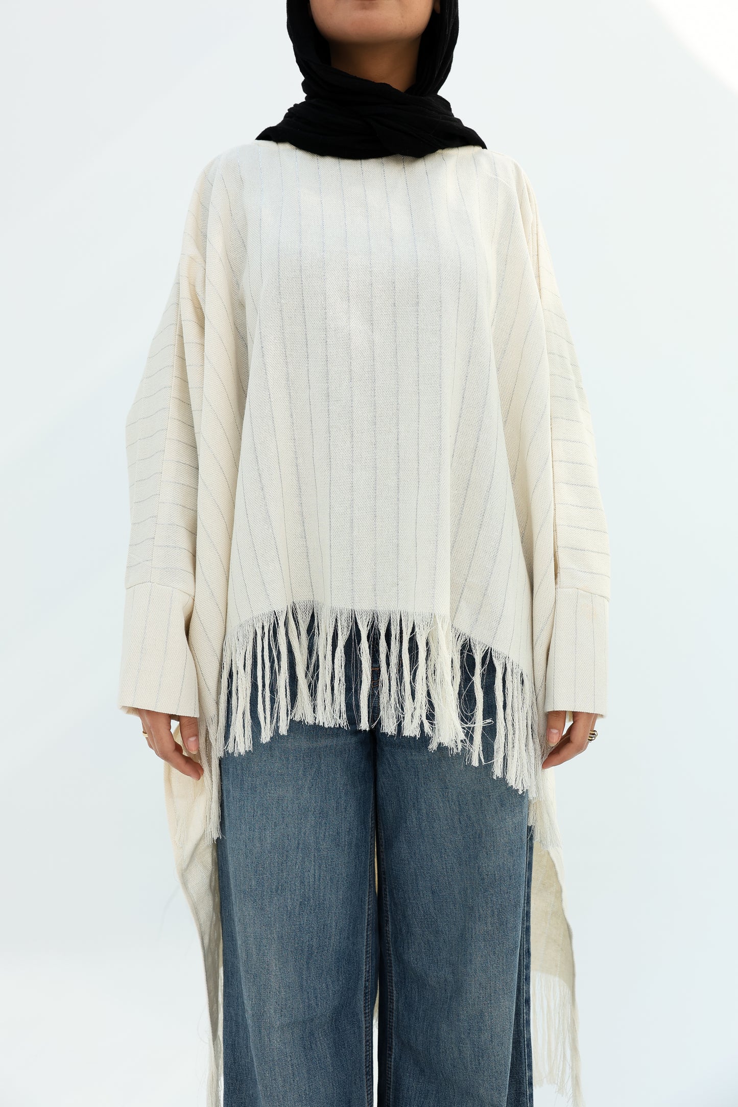 Boho stripped with silver lines high and low linen blouse ;بلوزة كتان بستايل بوهيمي، مخططة بالخطوط الفضي، بقصة (هاي-لو) قصيرة من الأمام وطويلة من الخلف."