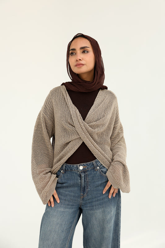 Convoluted shimmered knitted top with bottoms back   بلوزة تريكو لامع بتصميم متداخل مع قطعة بظهر مرصع بالزراير