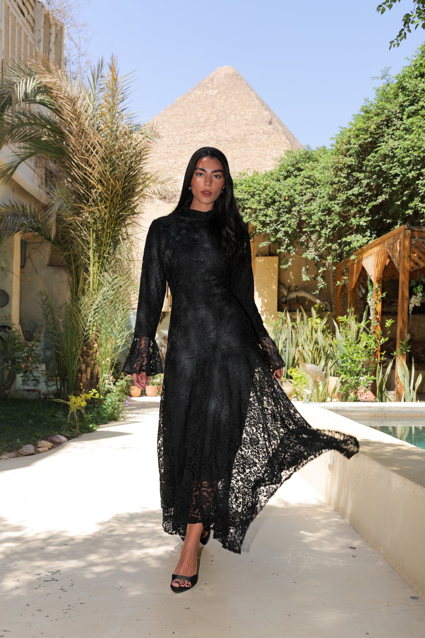 Lace flowery dress in black fully lined*