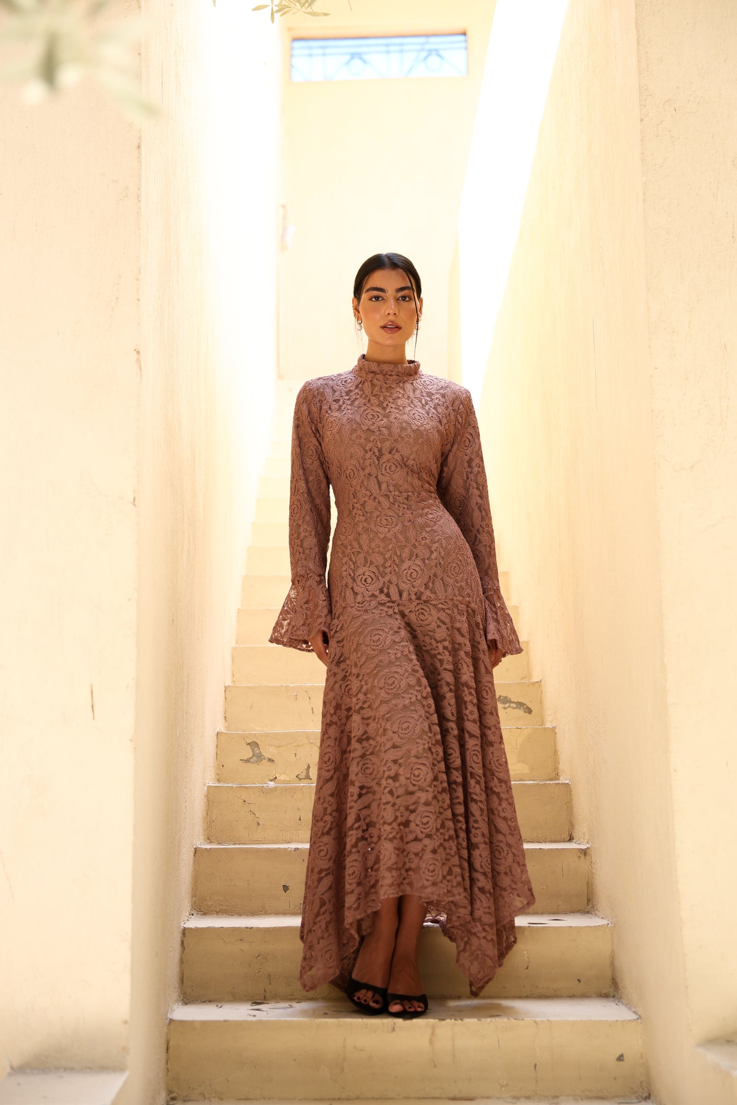 Lace flowery dress in beige fully lined*