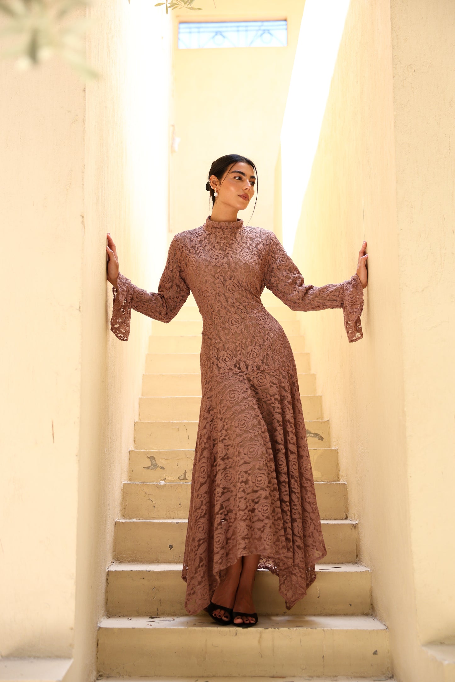 Lace flowery dress in beige fully lined*