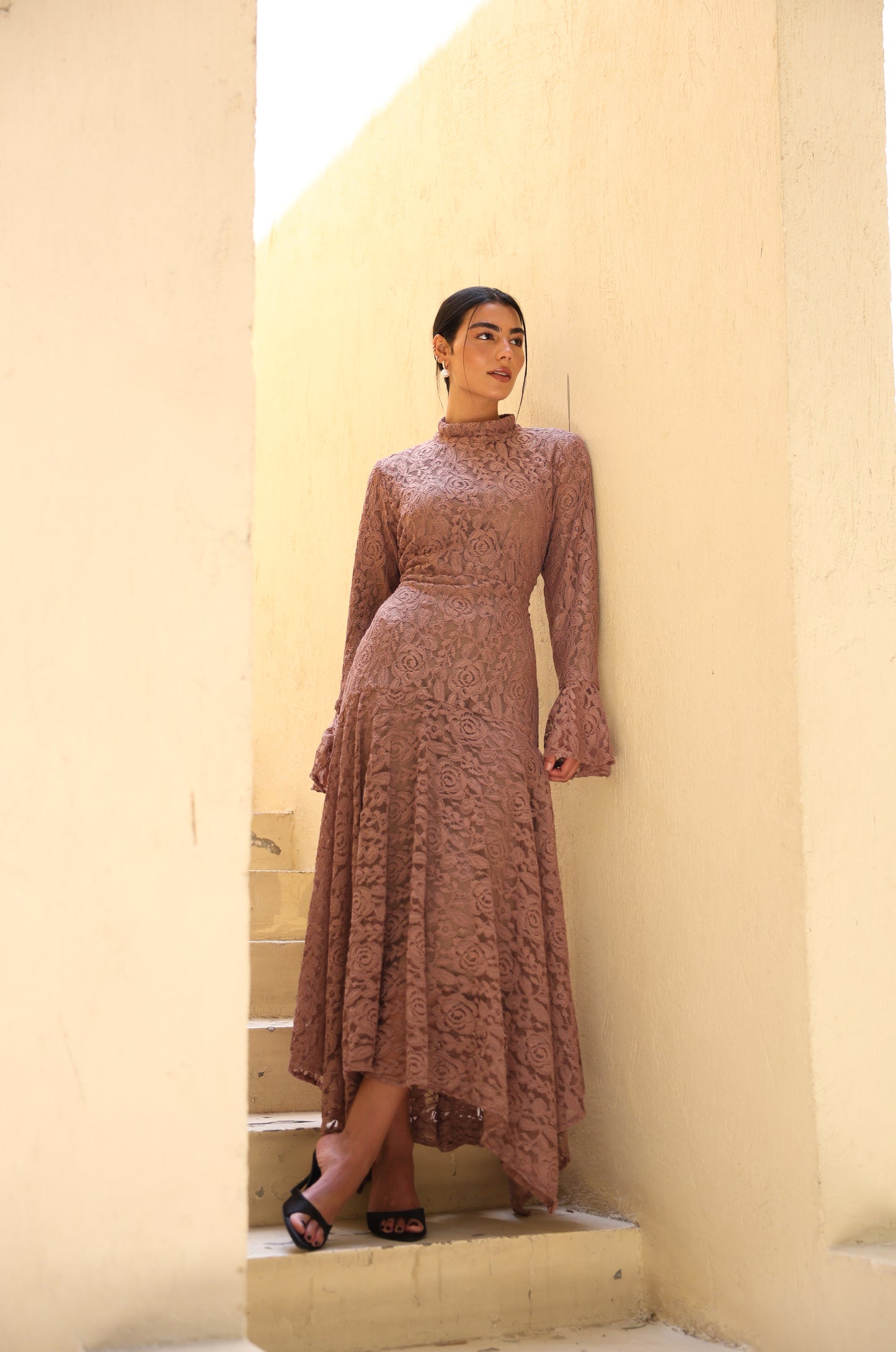 Lace flowery dress in beige fully lined*