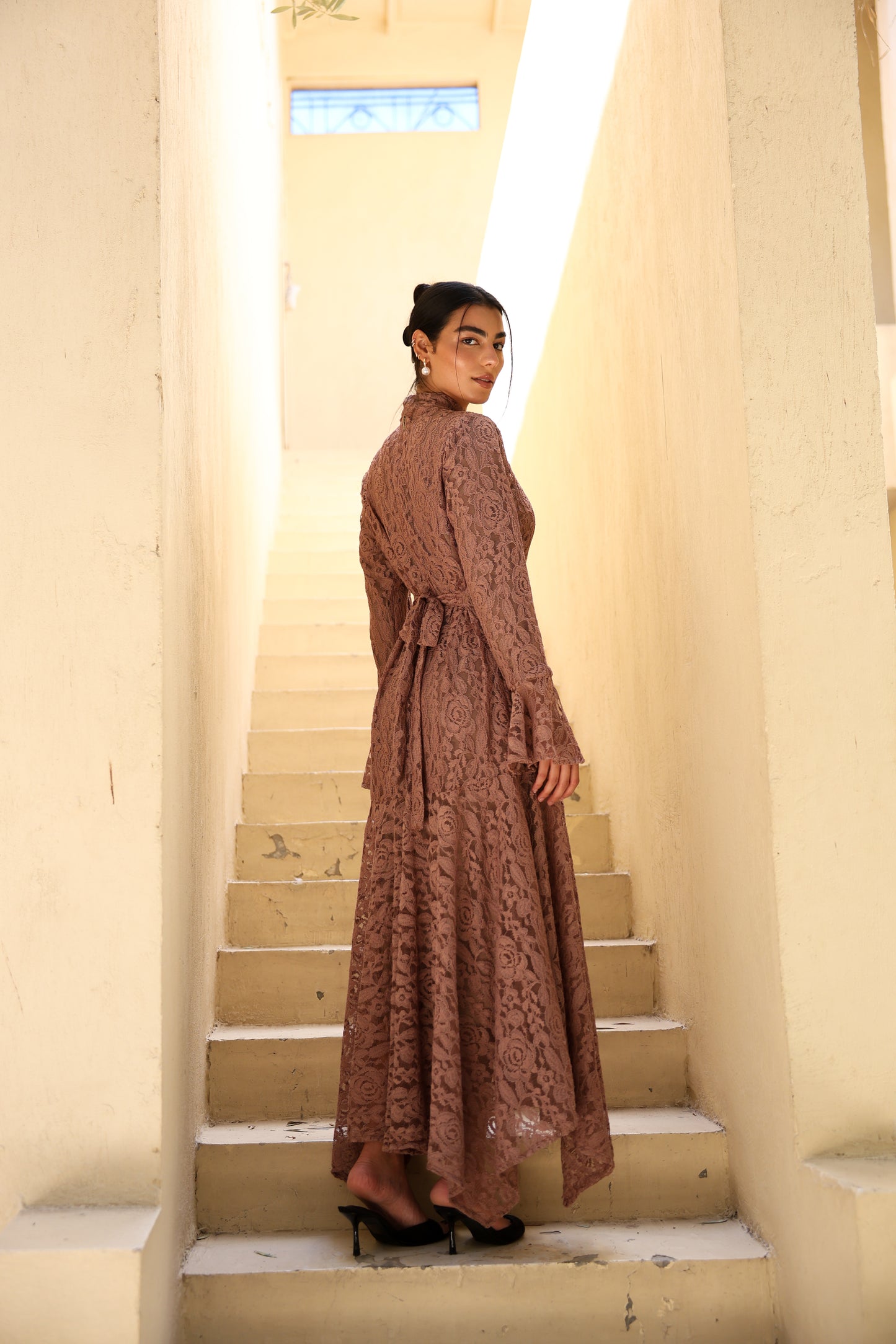 Lace flowery dress in beige fully lined*