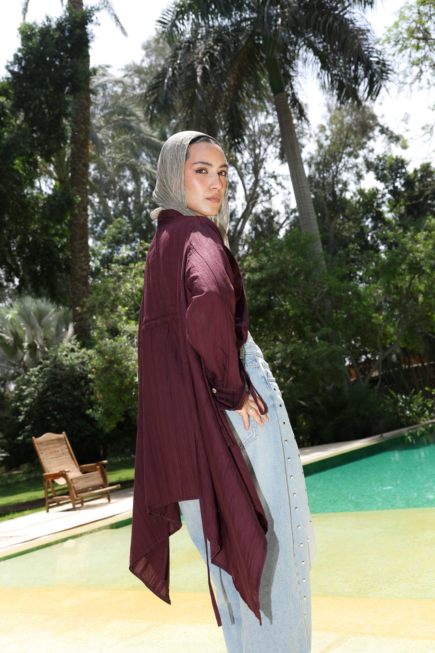 The Signature cardigan in linen burgundy
