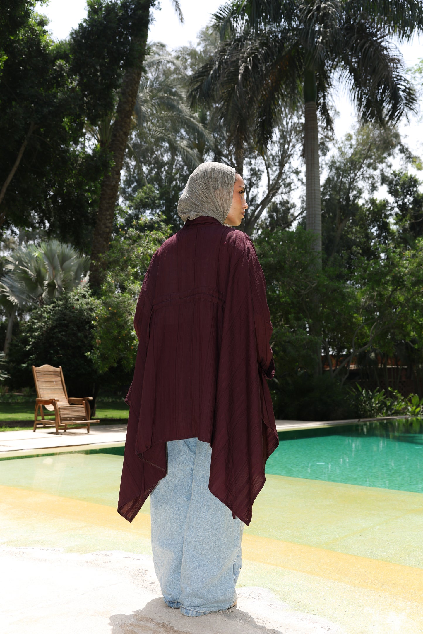 The Signature cardigan in linen burgundy