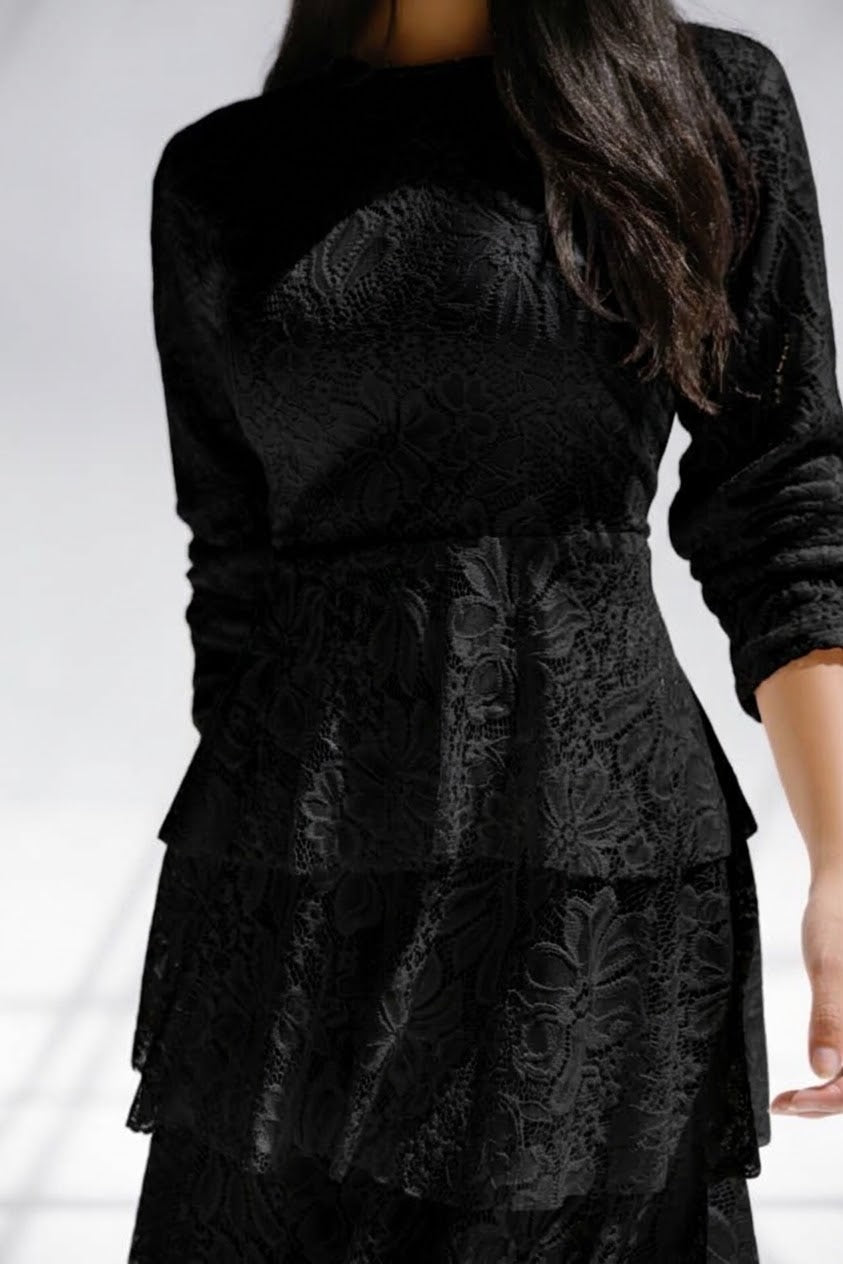 Ly ly lace dress in Black Fully lined