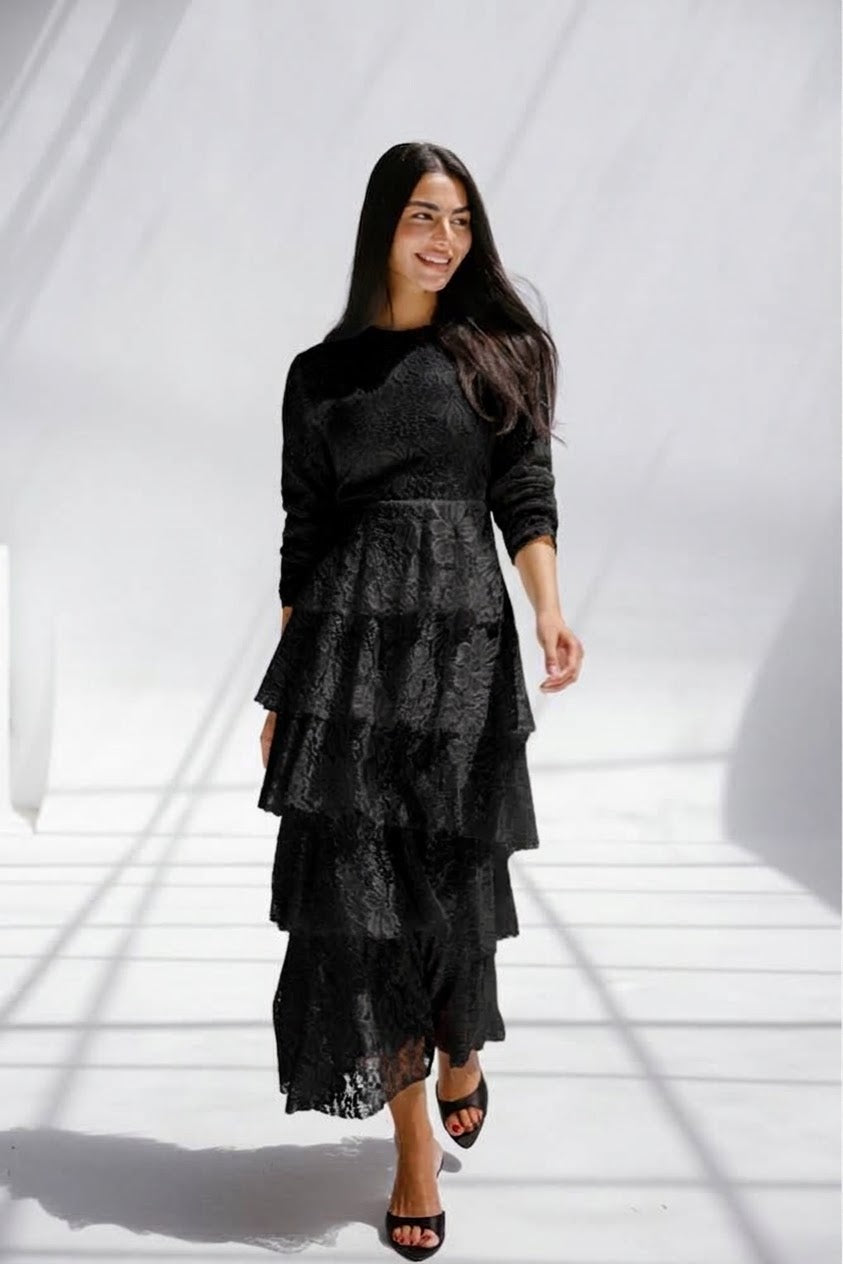 Ly ly lace dress in Black Fully lined