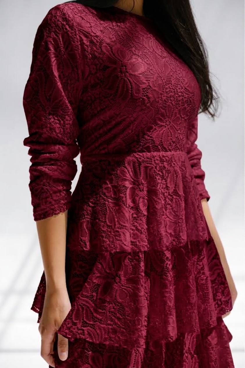 Ly ly lace dress in Maroon fully lined