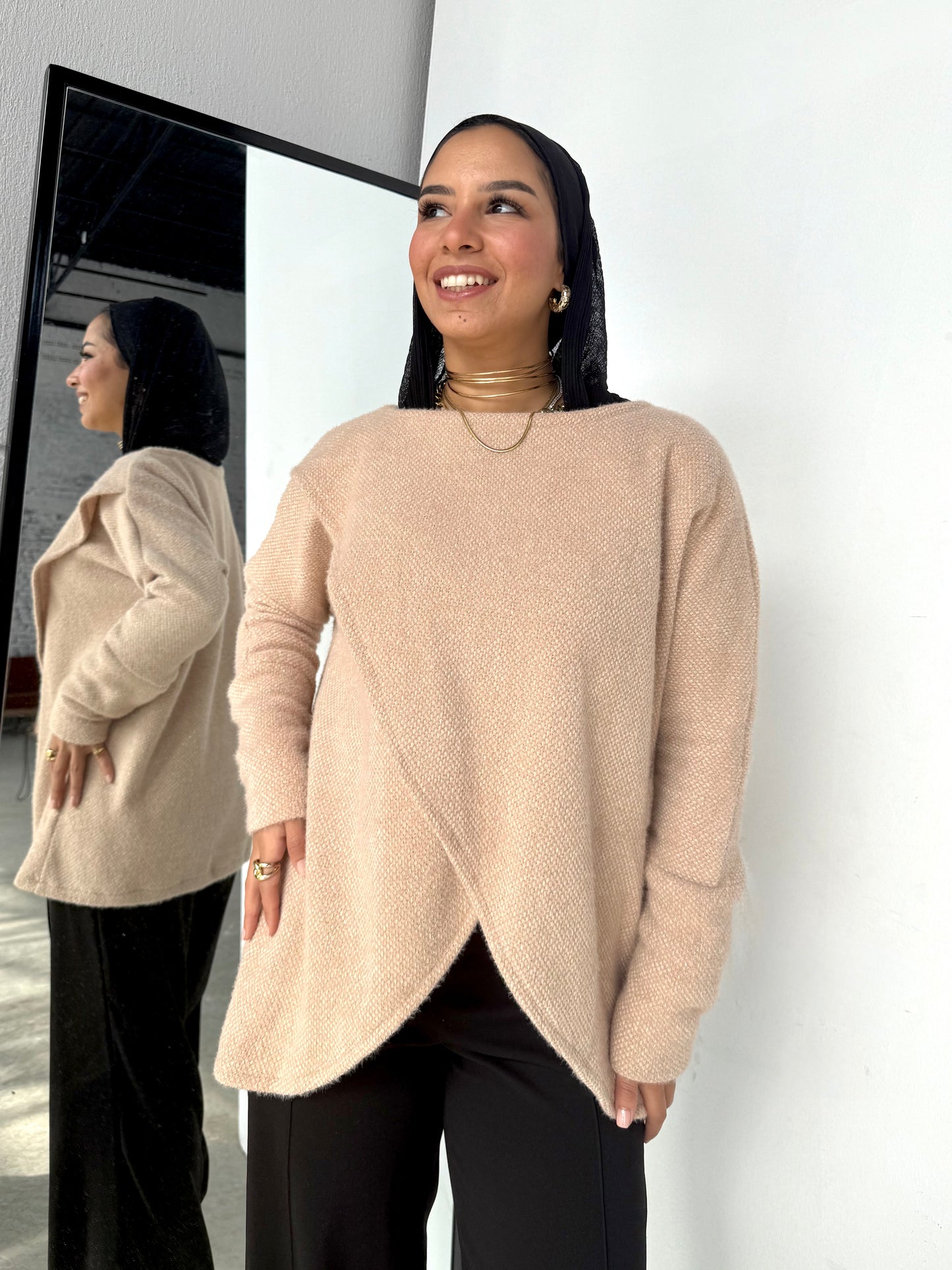 Shimmered knitted cross top in beige