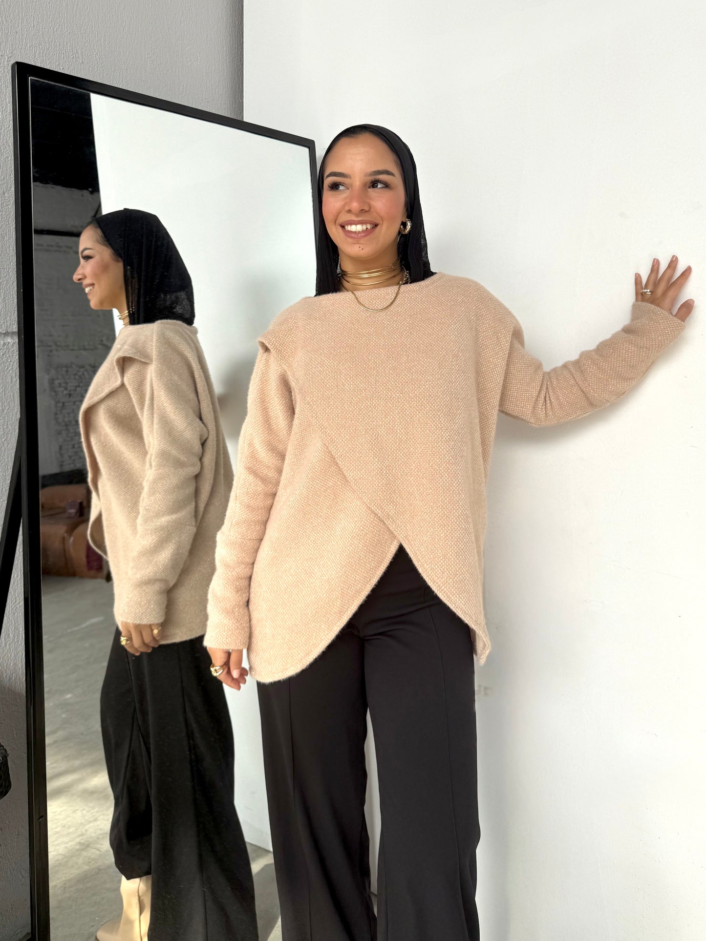 Shimmered knitted cross top in beige