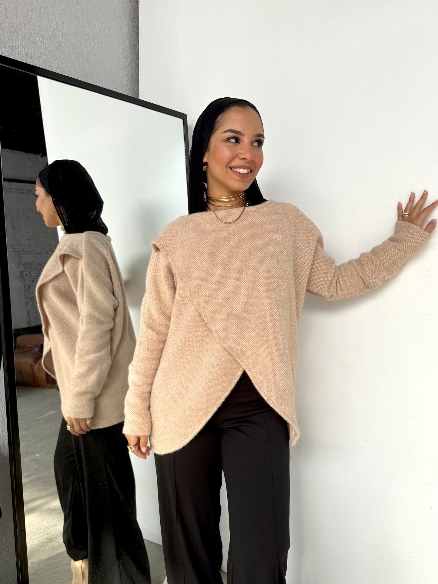 Shimmered knitted cross top in beige