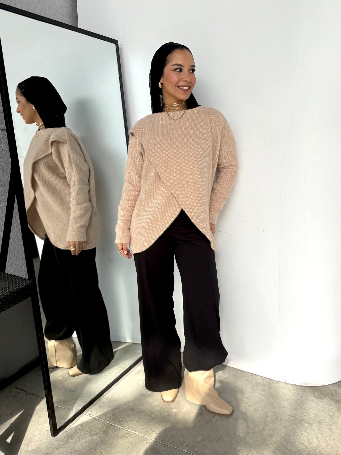 Shimmered knitted cross top in beige