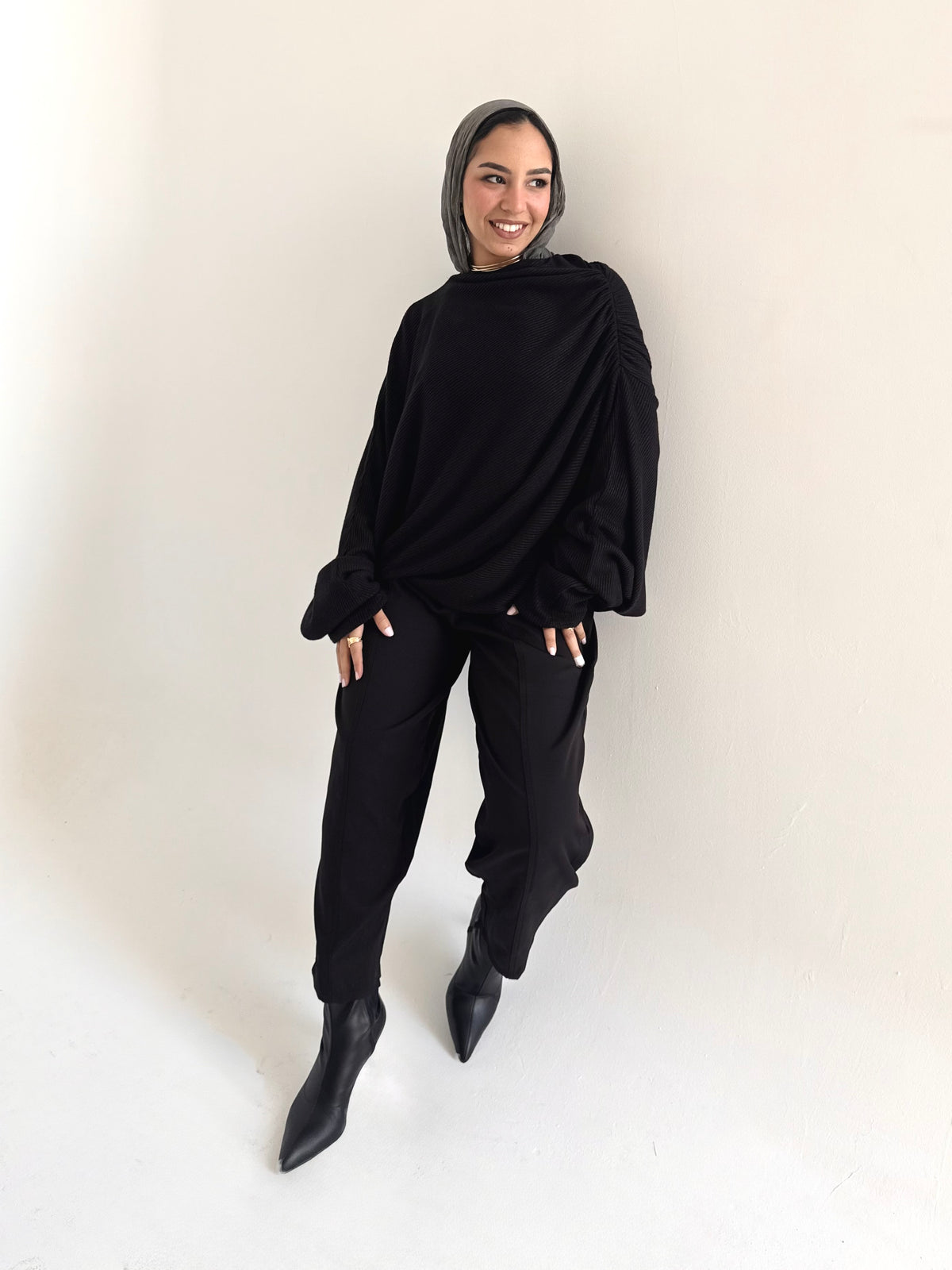 Knitted shimmered top in black