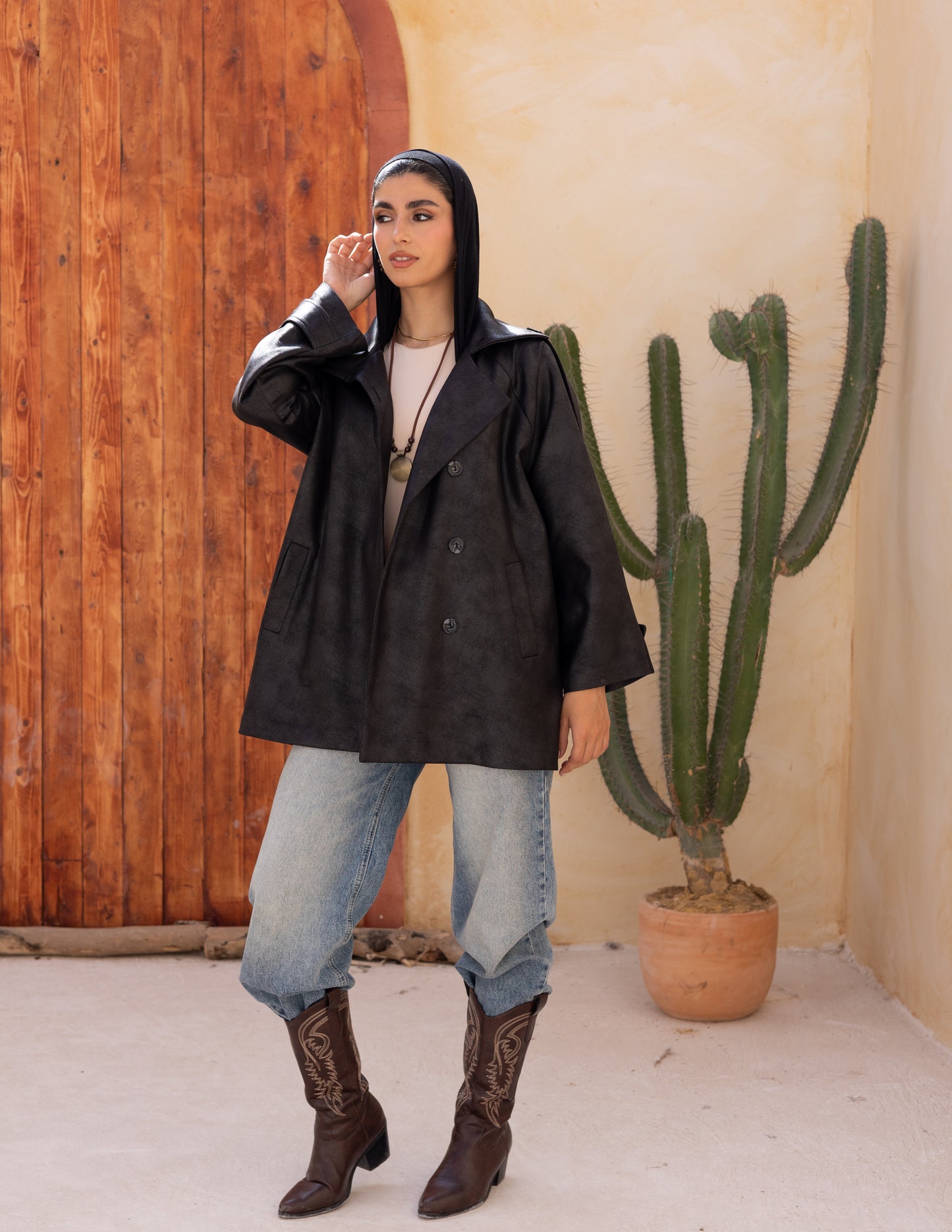 Bold neck stung suede in black