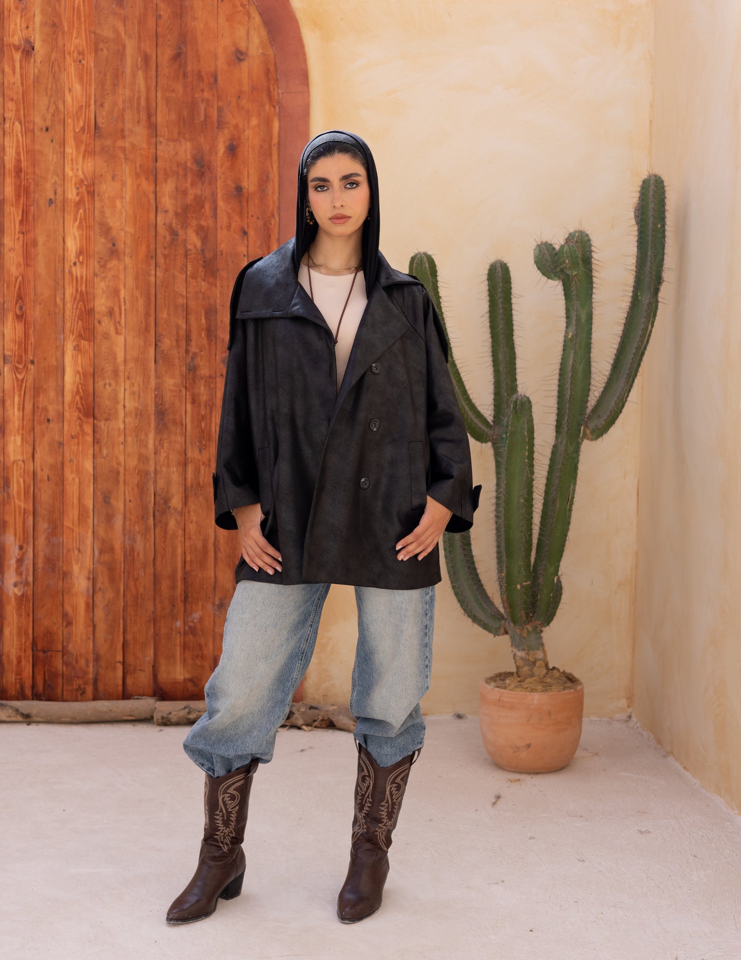 Bold neck stung suede in black