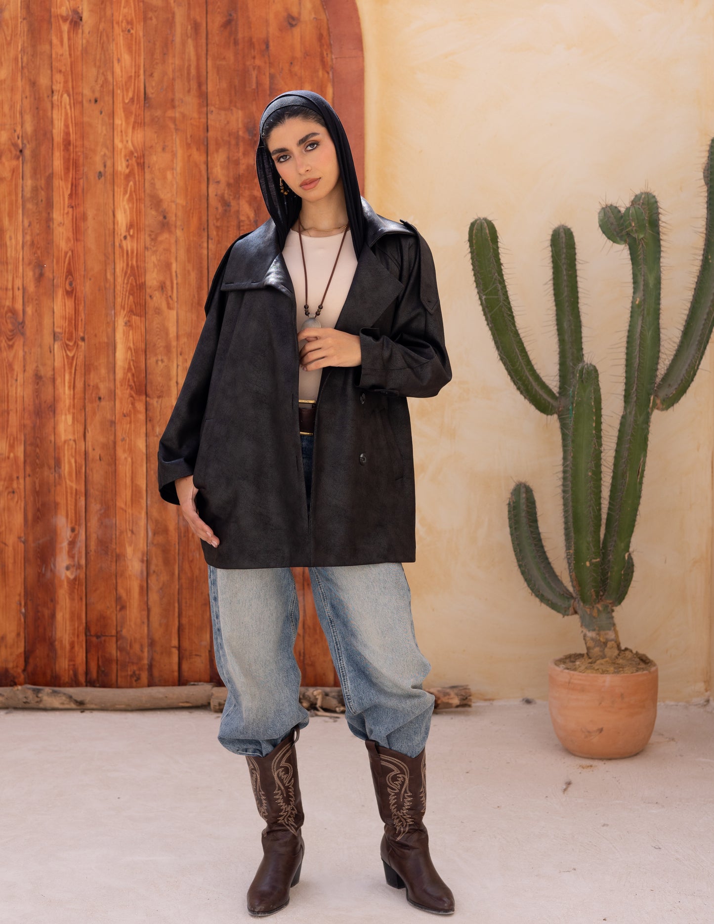 Bold neck stung suede in black