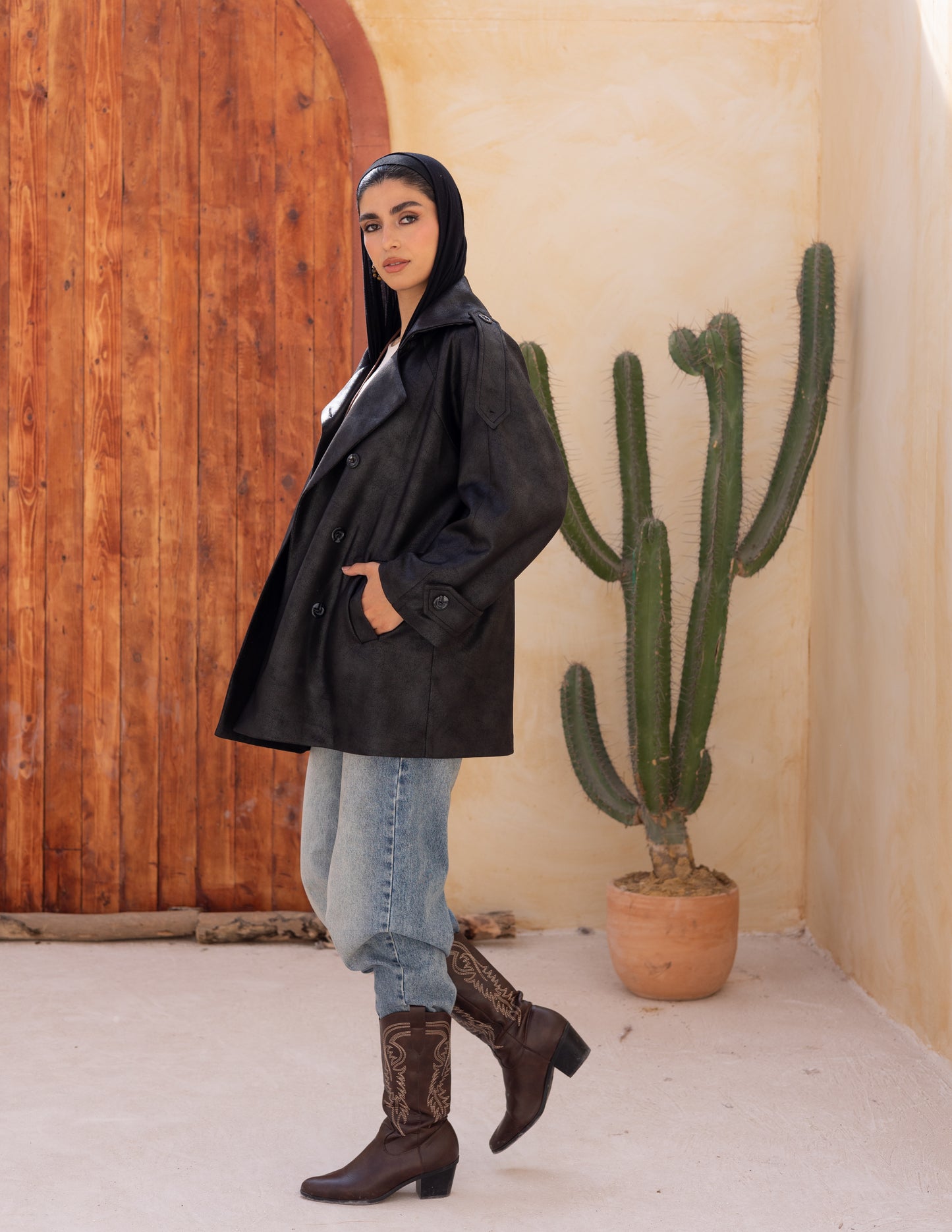 Bold neck stung suede in black