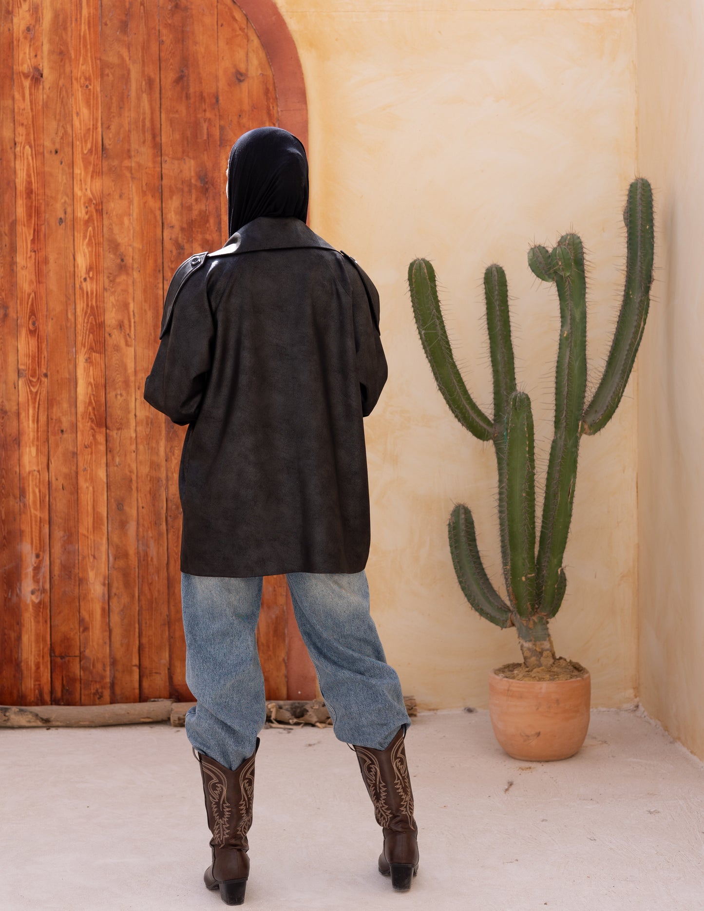 Bold neck stung suede in black