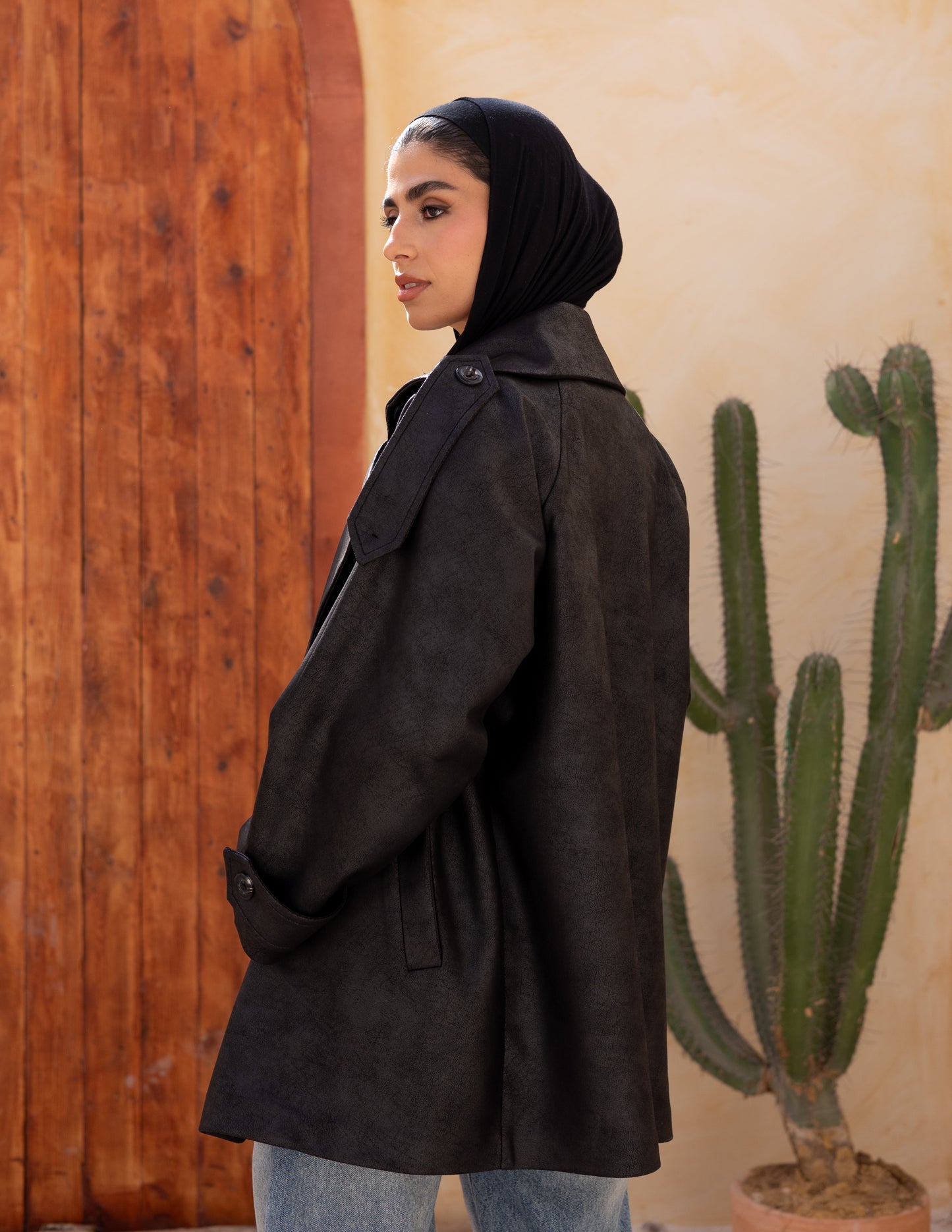 Bold neck stung suede in black