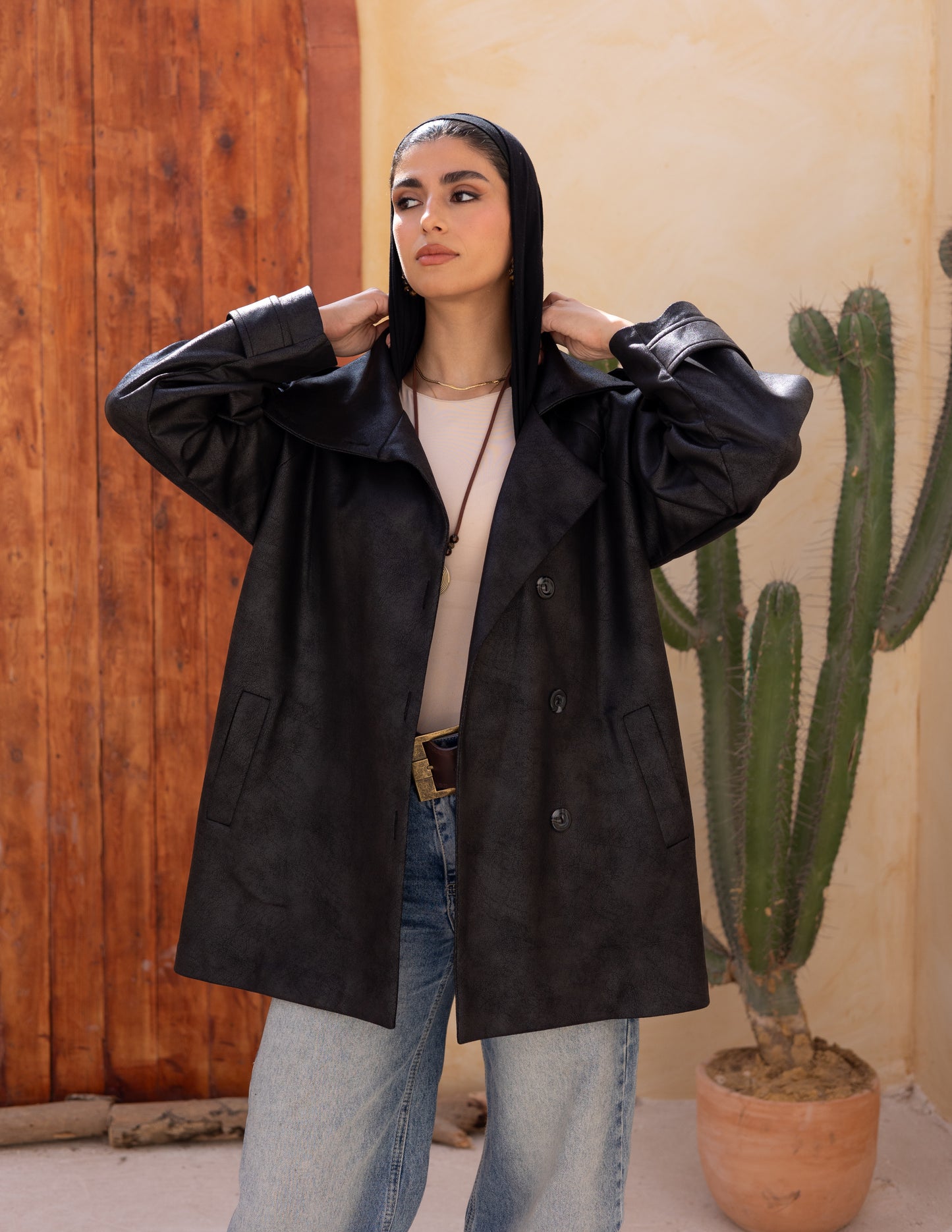 Bold neck stung suede in black