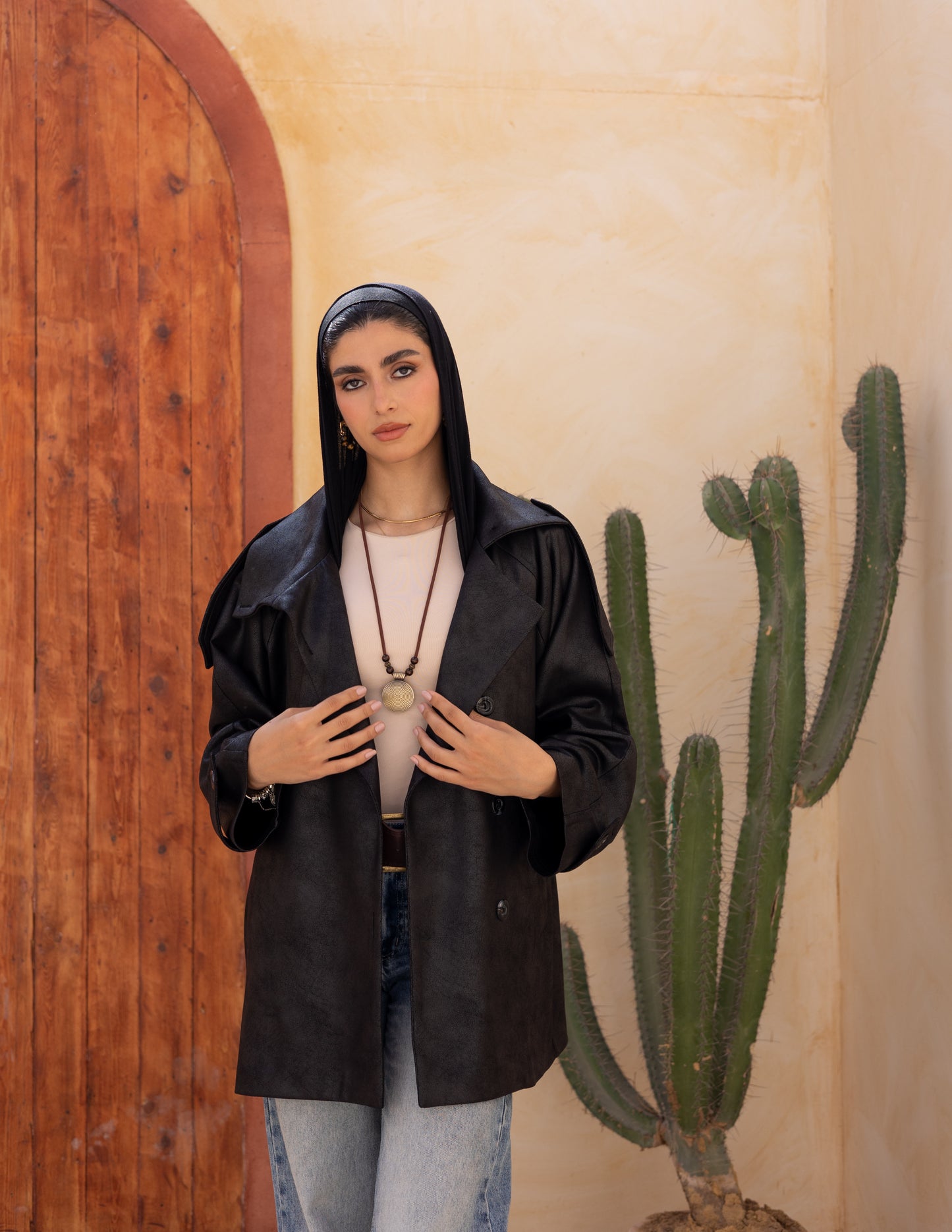 Bold neck stung suede in black