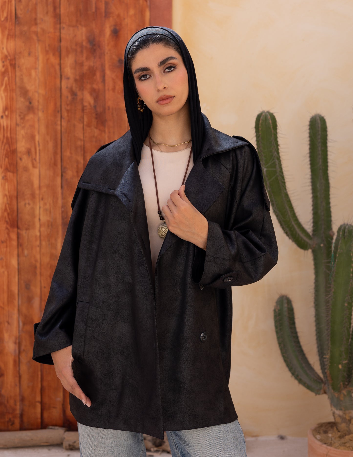 Bold neck stung suede in black