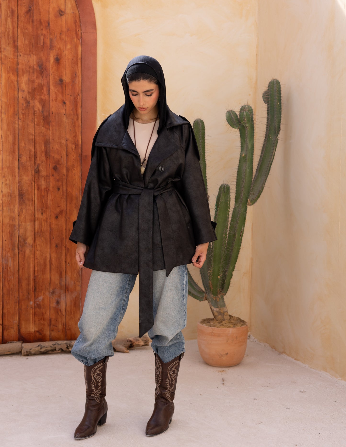 Bold neck stung suede in black