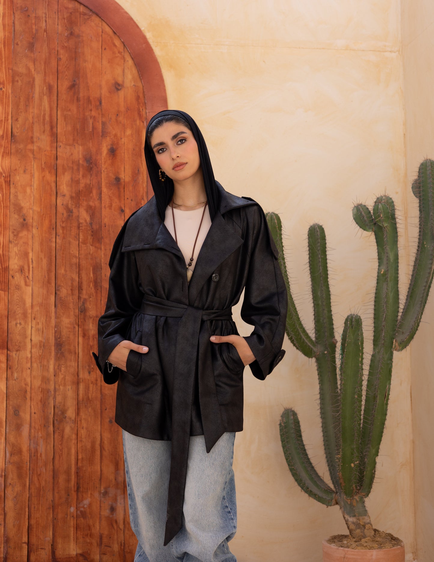 Bold neck stung suede in black