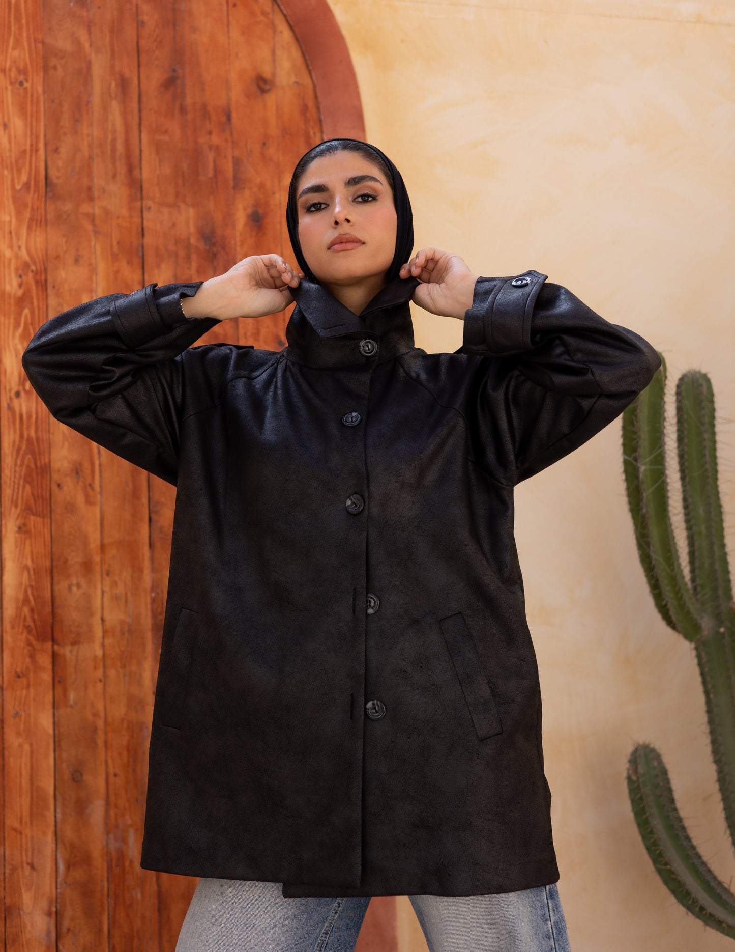 Bold neck stung suede in black