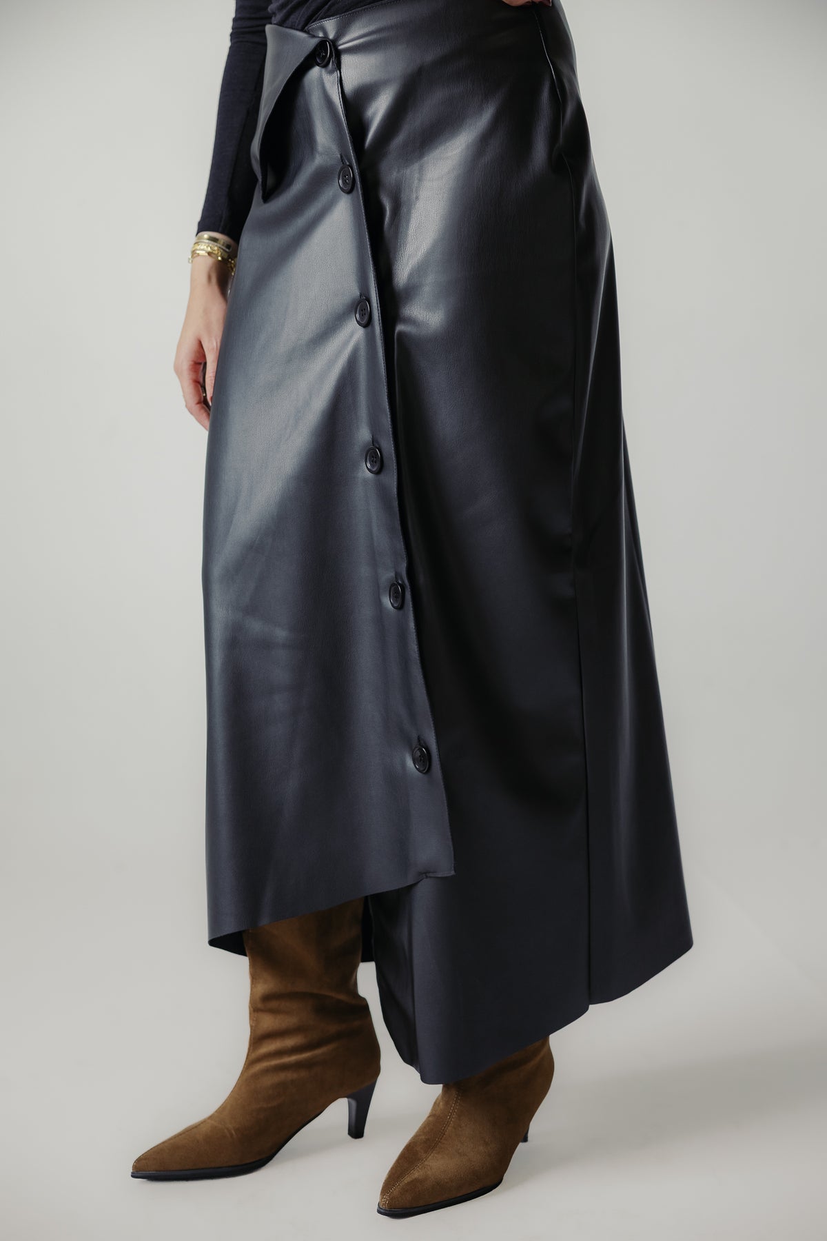 Asymmetrical leather skirt in Black